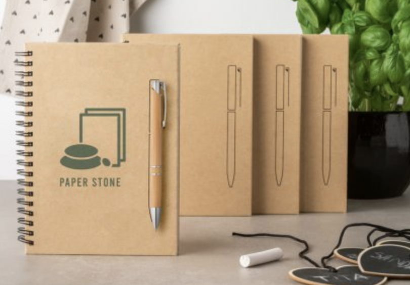 NOTEBOOK IN CARTA PIETRA CON PORTA PENNE CALAMITATO