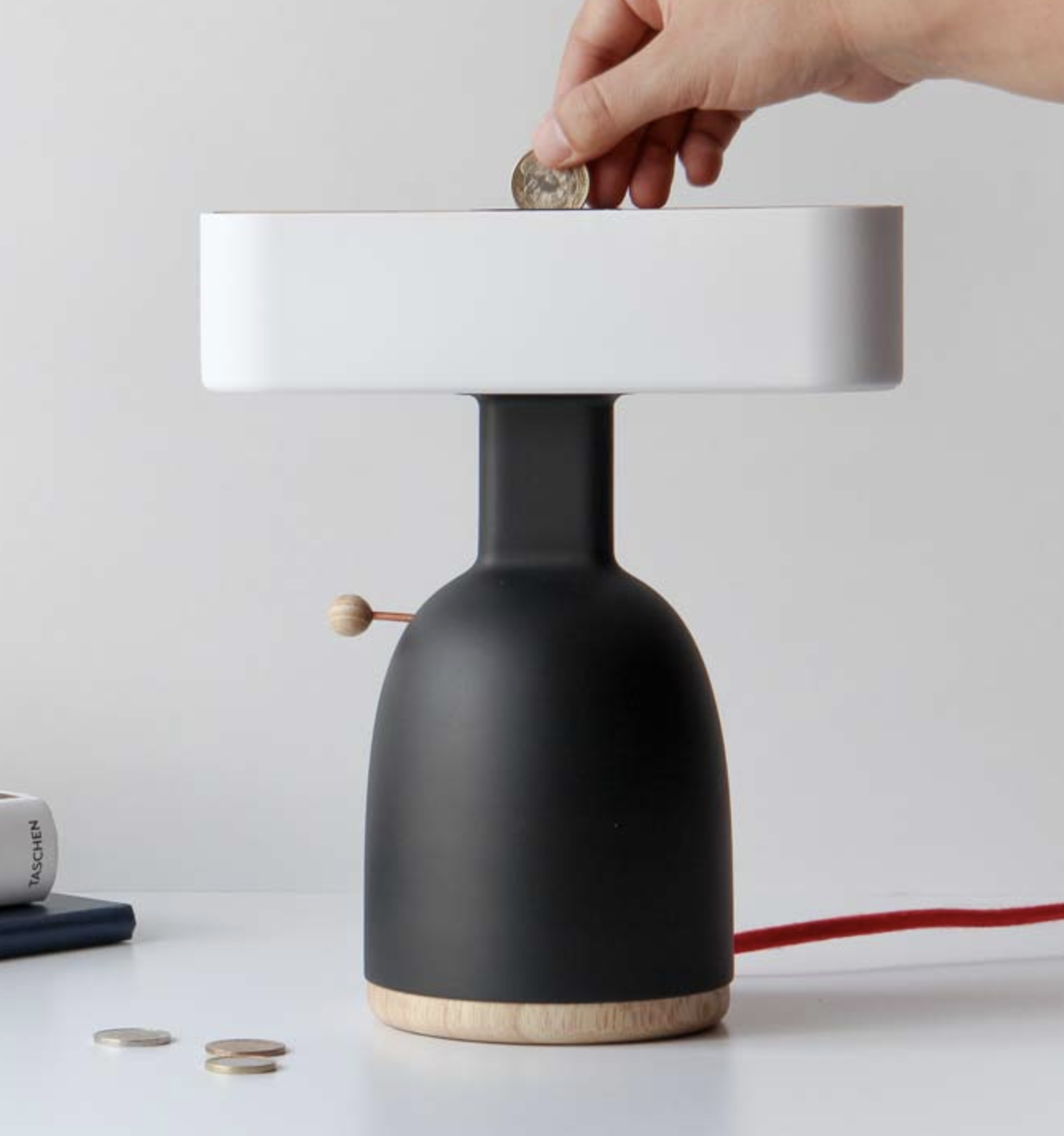 CoinLamp salvadanaio per accenderla devi mettere una moneta